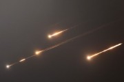 迪庆伊朗以导弹齐射回应以色列的大规模袭击