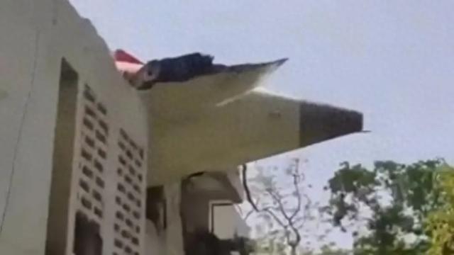 印度一波音787客机坠毁机上242人、地面5名学生遇难！我驻(🐈)印度使馆：机上无中国籍乘客
